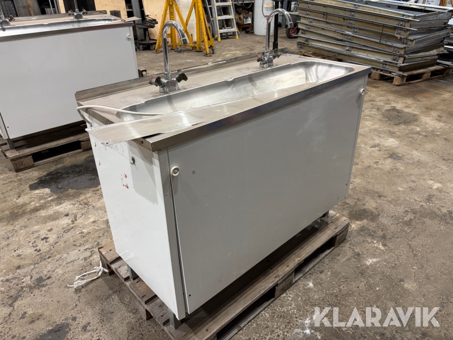 Tvättbänk med varmvattenberedare 1 st