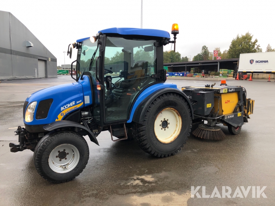 Traktor New Holland 3045 Boomer med sandspridare, vikplog, sopaggregat