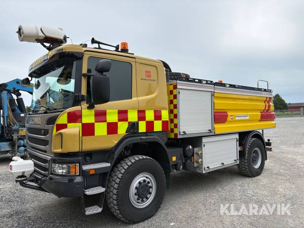 Terränggående brandfordon Scania P410 CB4x4HHZ med 8m3 tank och vattenkanoner