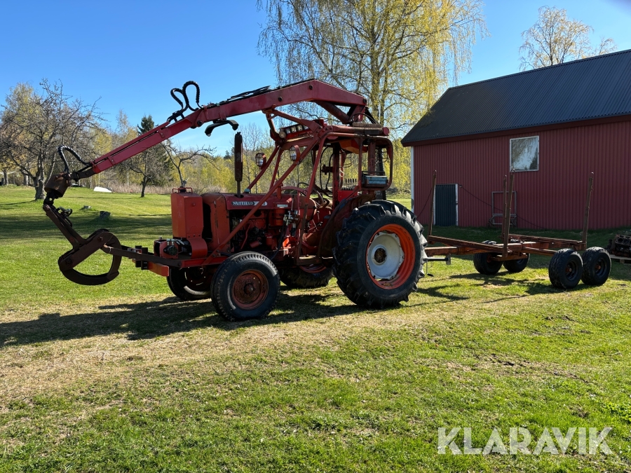 Skogstraktor Nuffield 10/42 med skogsvagn