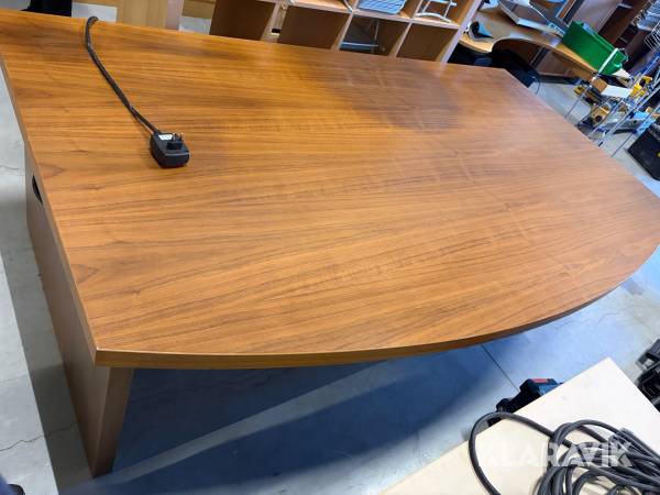 2 st Stora skrivbord, 1 st höj/sänkbart Sa möbler
