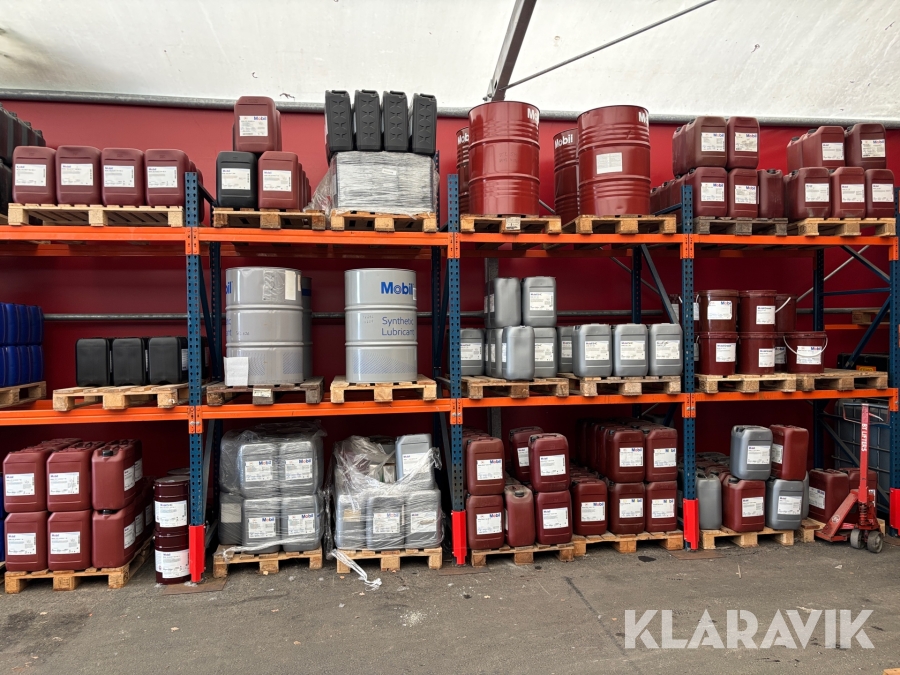 Parti med motoroljor, hydrauloljor, växellådsolor, ATF-oljor & fett. Mobil