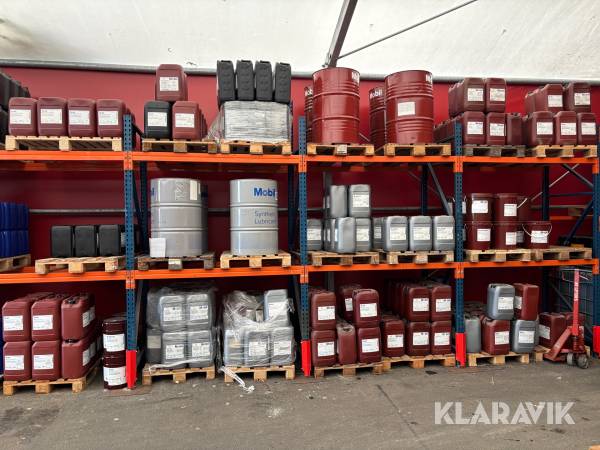 Parti med motoroljor, hydrauloljor, växellådsolor, ATF-oljor & fett. Mobil
