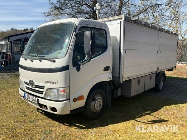 Lätt lastbil Toyota Dyna med flak och bakgavellyft