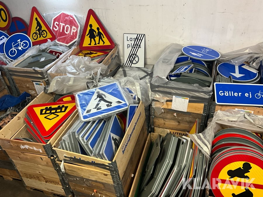 Skyltmaterial stort parti ca 35st pallar