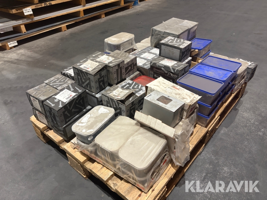 Större parti med självborrande balkskruv 5,5 mm – blandade förpackningar