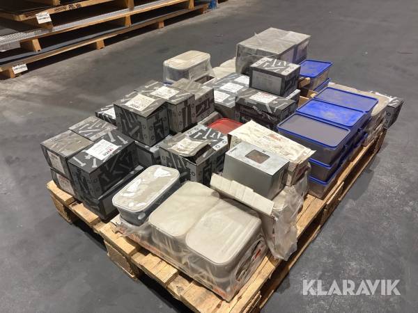 Större parti med självborrande balkskruv 5,5 mm – blandade förpackningar