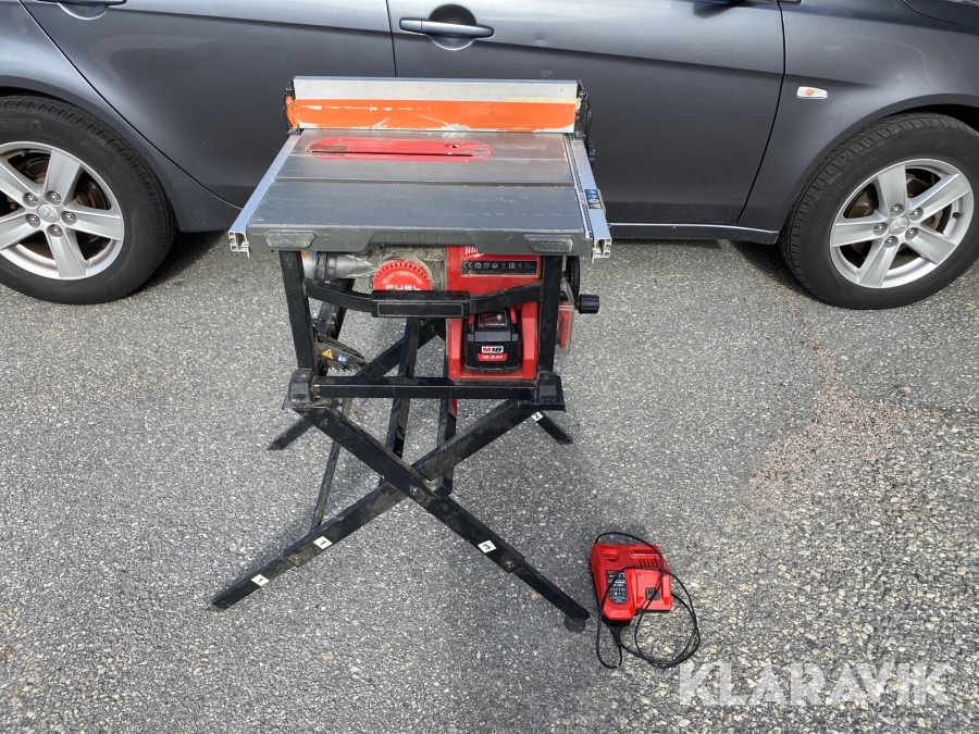 Batteridriven bordssåg Milwaukee M18 FTS210