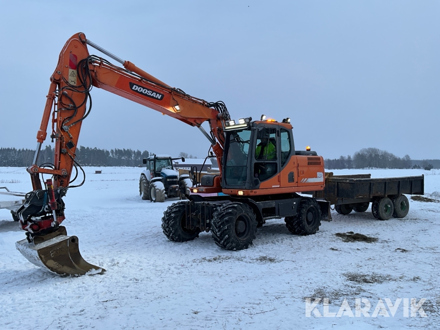 Grävmaskin Doosan DX160W med entreprenadkärra
