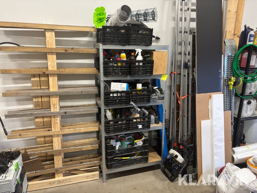 Hylla med diverse material