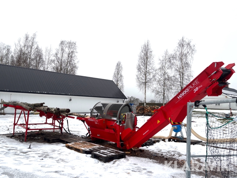 Vedmaskin/Vedprocessor Hakkipilke 38 Pro med stockbord och spånsug