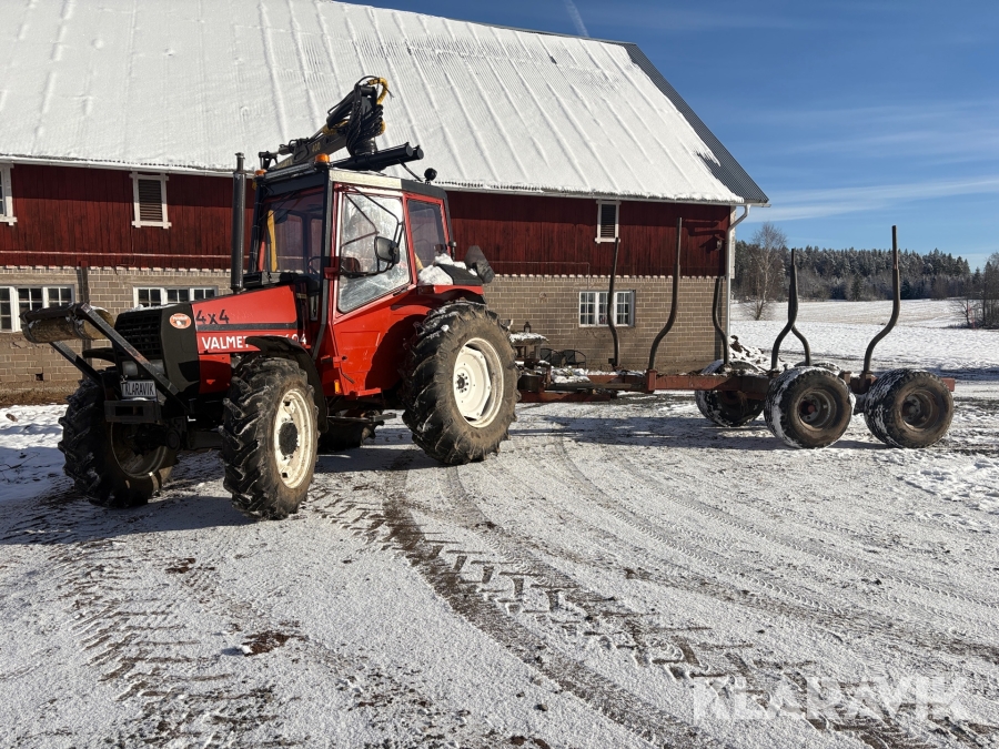 Traktor Valmet 604 med kran och skogsvagn