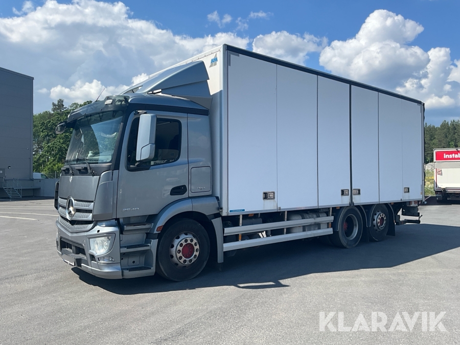 Lastbil Mercedes-Benz Antos 2540 10.7 med öppningsbar sida och bakgavellyft