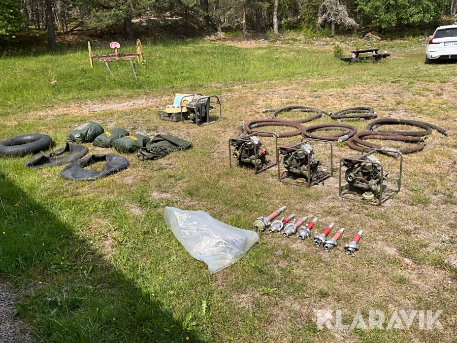 Vattenpumpar motorpump Försvaret med vattenbehållare, slangar och tillbehör