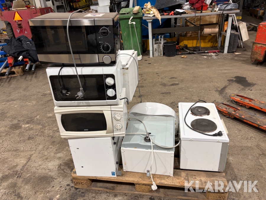 Parti med diverse microvågsugnar, värmeskåp, handfat och vattenberedare
