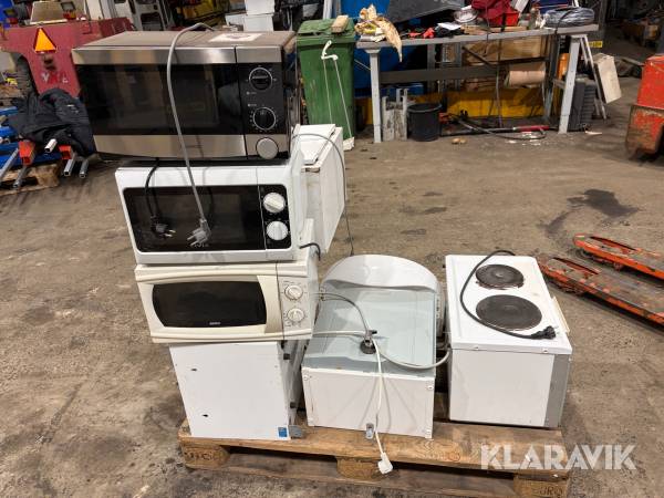 Parti med diverse microvågsugnar, värmeskåp, handfat och vattenberedare