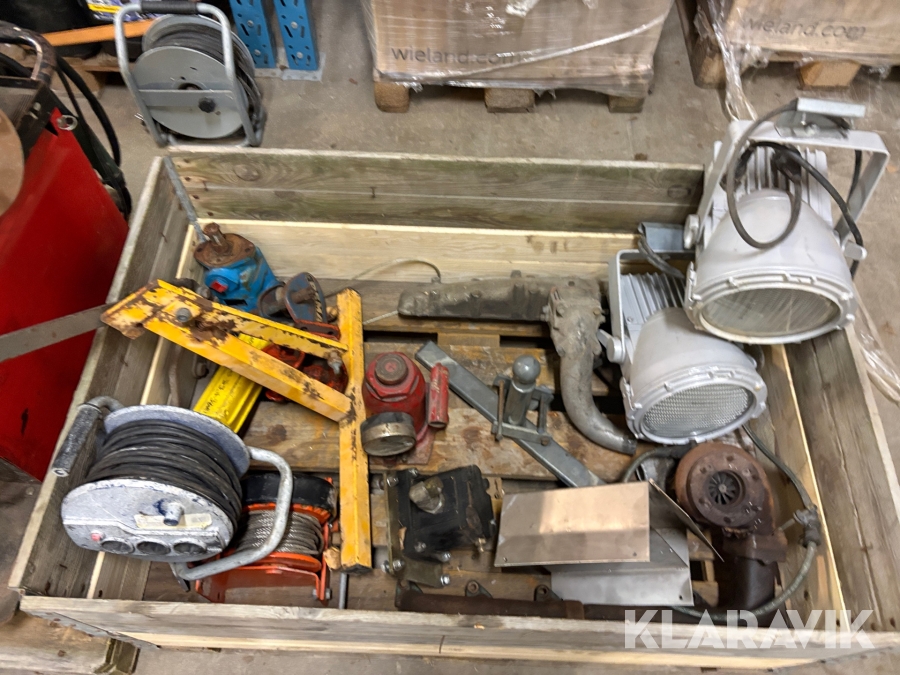 Blandpall med industrilampor, kabelvinda och motorvärmare