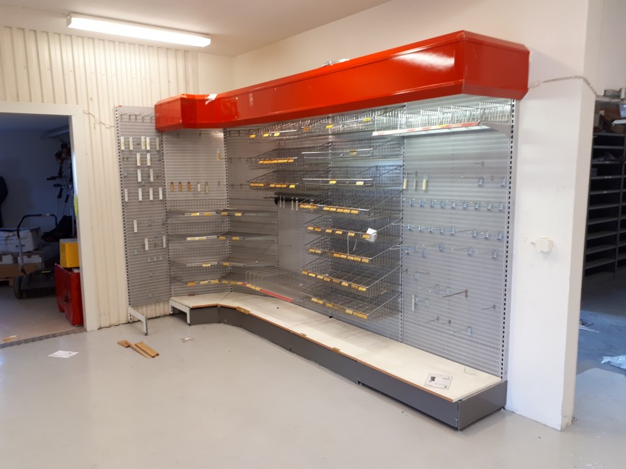 Begagnad Butiksinredning med krokar, hyllor och belysning