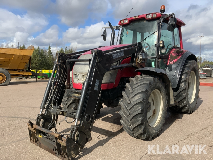 Traktor Valtra M130 med lastare