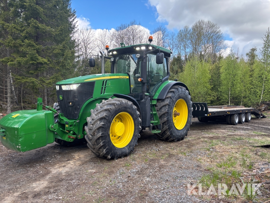 Traktor John Deere 7920R med Palmse Maskintrailer