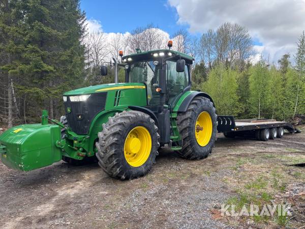 Traktor John Deere 7920R med Palmse Maskintrailer
