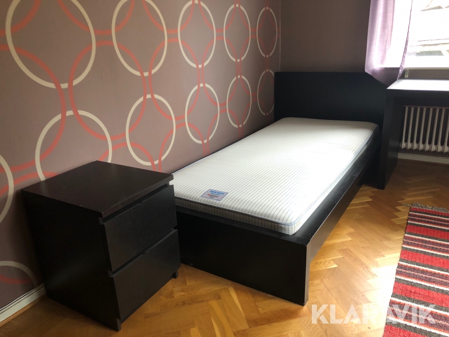 Möbler Ikea Malm Säng, skrivbord och nattduksbord