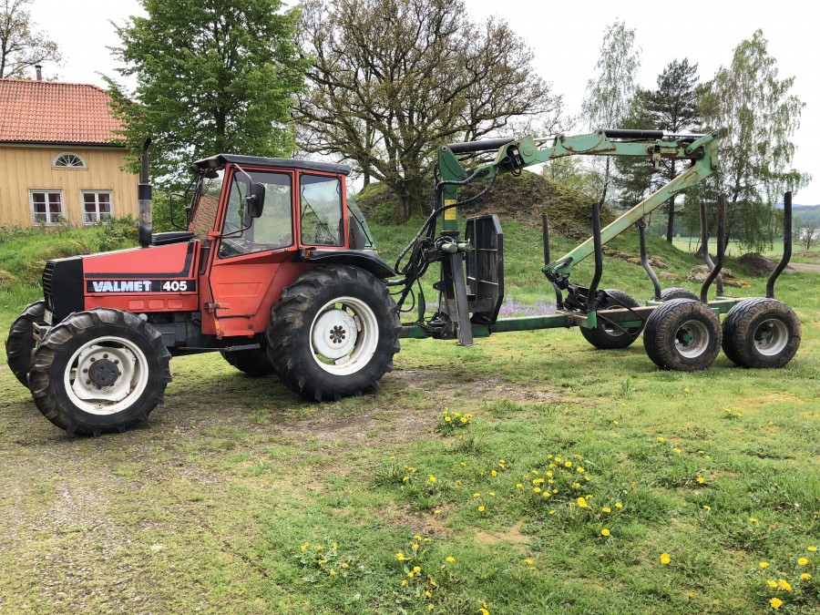 Traktor med skogsvagn Valmet 405-4