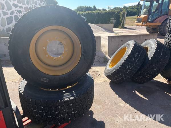 Däck med fälg  CAT 906 Bridgestone 385/55R22.5