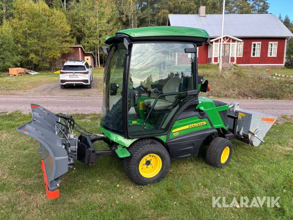 Redskapsbärare John Deere 1585 TerrainCut med redskap