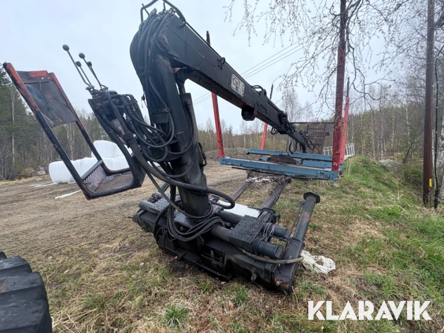 Timmerkran med lastkorg och stödben Cranab