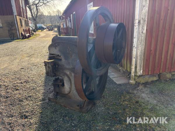 Klipp- och stansmaskin