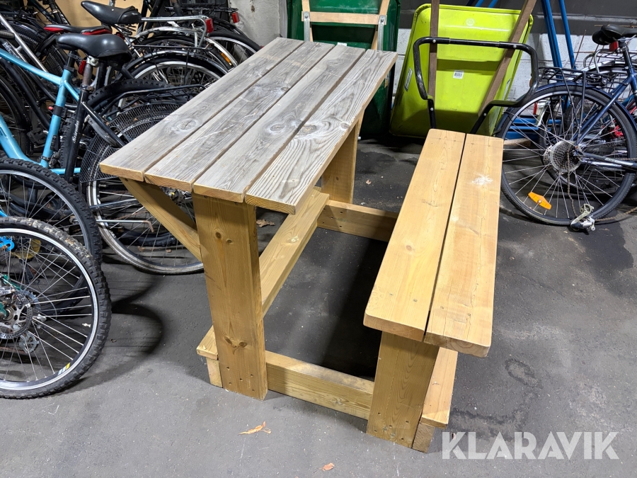 Bänk med bord