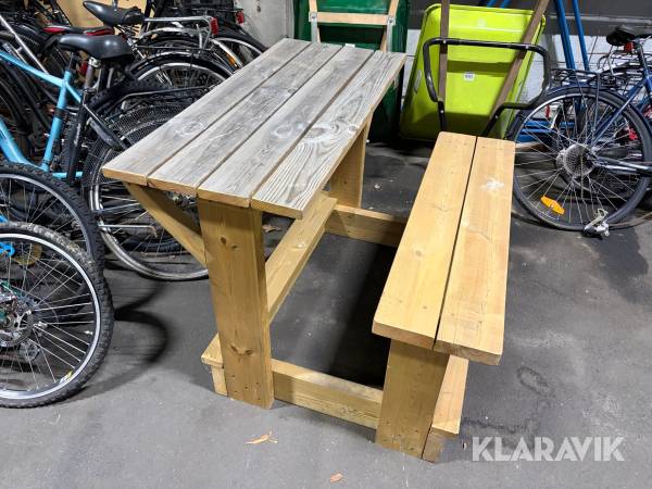 Bänk med bord
