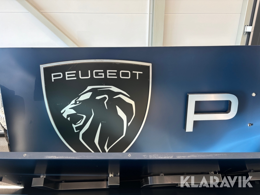Belyst Peugeot-skylt