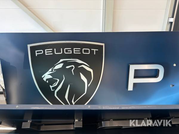 Belyst Peugeot-skylt