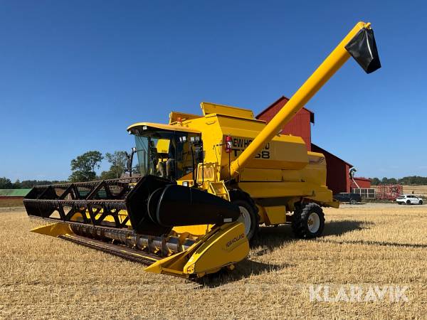 Skördetröska New Holland TX68 24fot