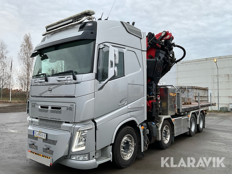 Kranbil Volvo FH med vändskiva och flak