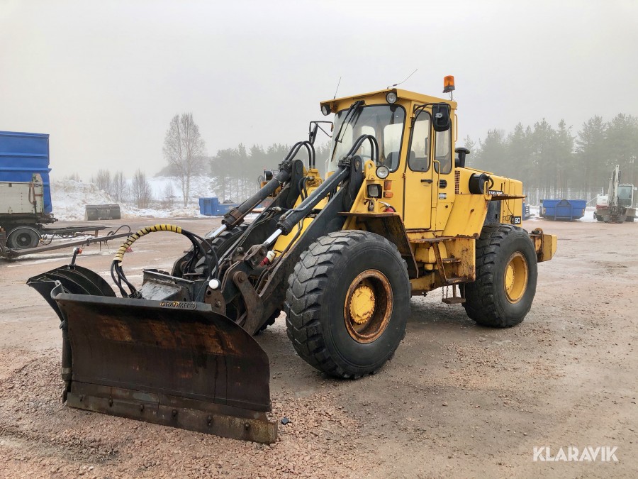 Lastmaskin Volvo L90 med plog