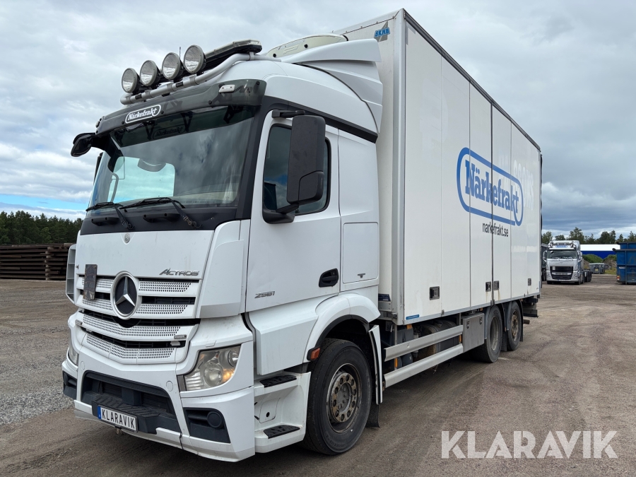 Lastbil Mercedes-Benz Actros med bakgavellyft