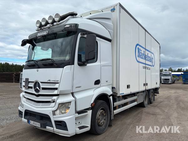 Lastbil Mercedes-Benz Actros med bakgavellyft