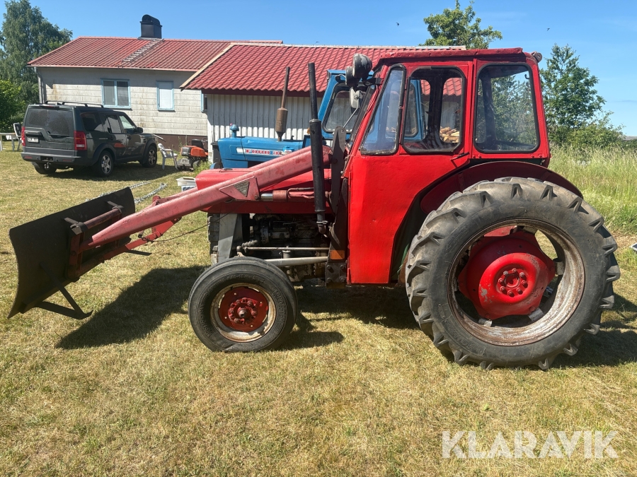 Veterantraktor Massey Ferguson 135 med lastare