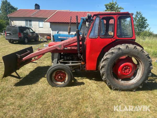 Veterantraktor Massey Ferguson 135 med lastare