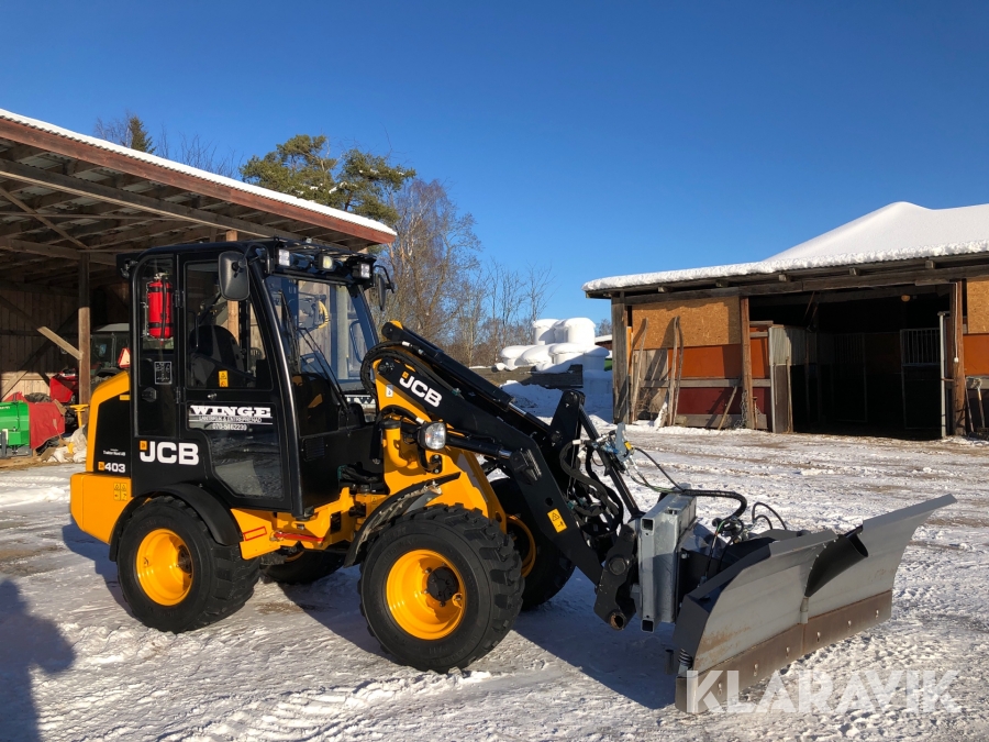 Lastmaskin JCB 403 med vikplog och sandningsskopa