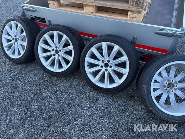 Däck på fälg 235/45R19 4 st
