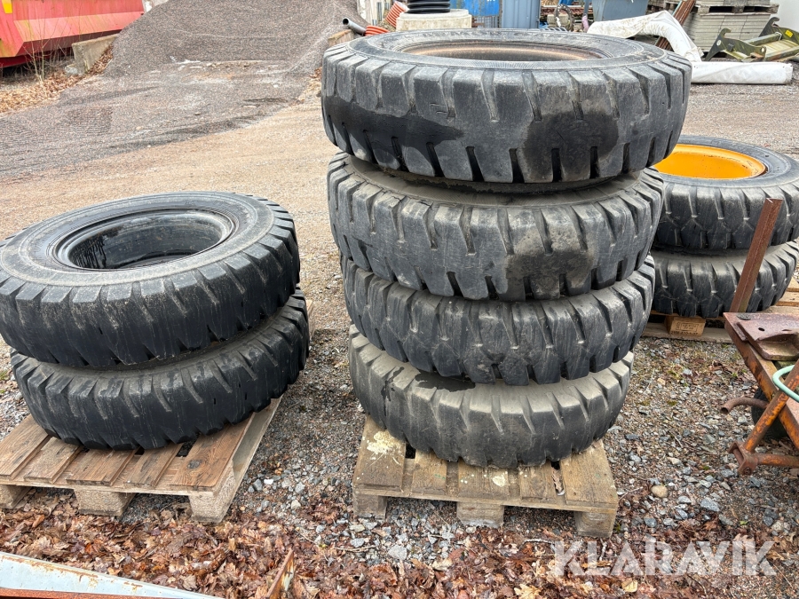 Entreprenaddäck på fälg 4 st Nokian 10.00-20