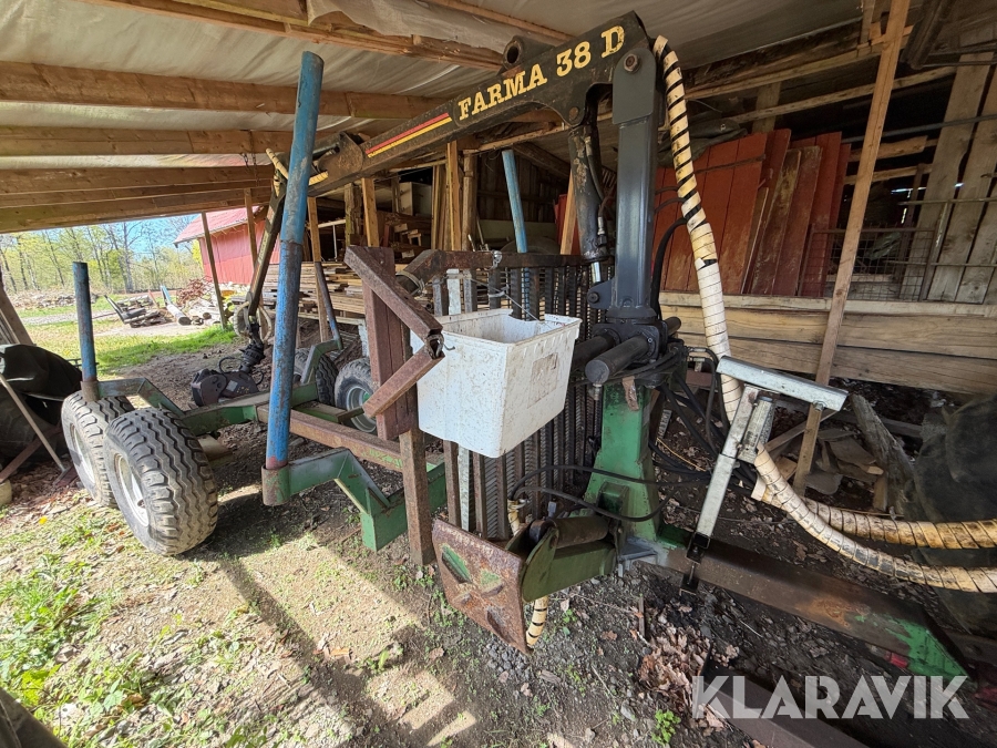 Skogsvagn med kran Farma 38 D
