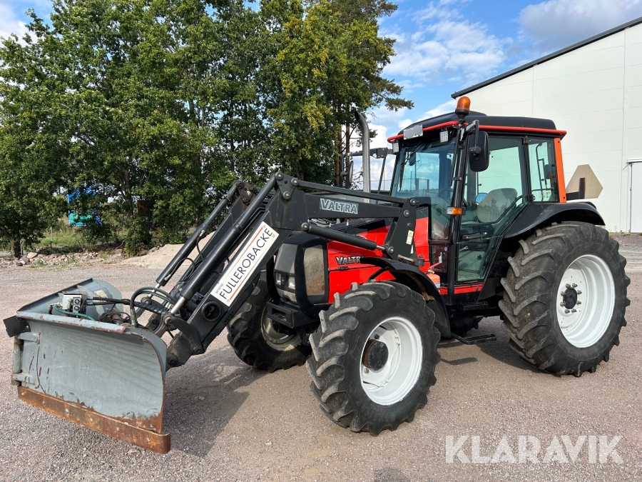 Traktor Valtra A85 med Vikplog