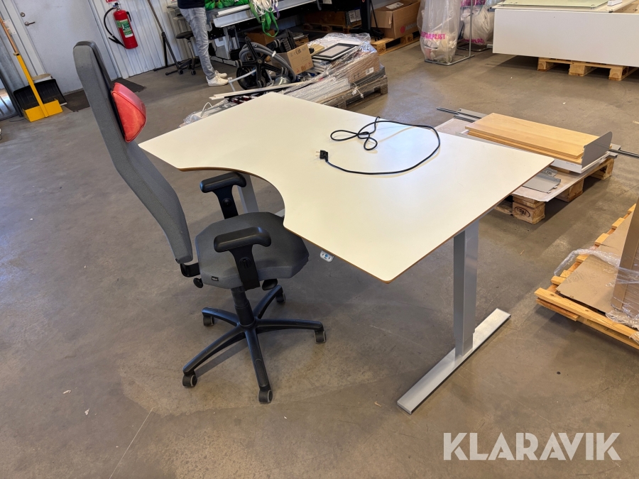 Skrivbord med kontorsstol