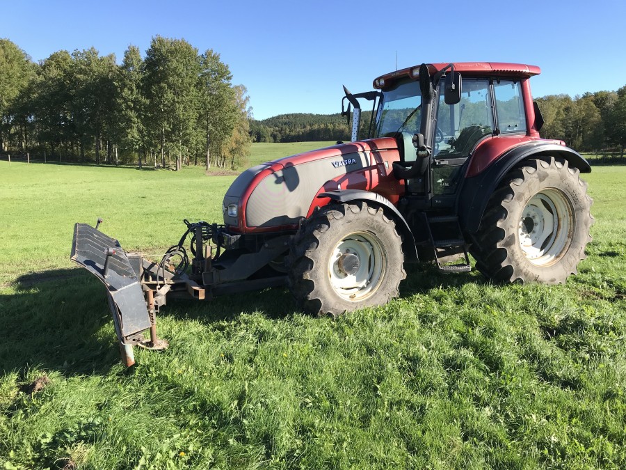 Traktor med snöblad Valtra T120