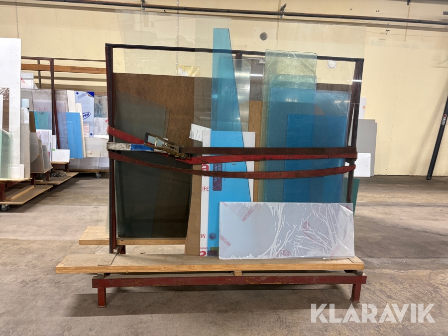 Materialställ med material